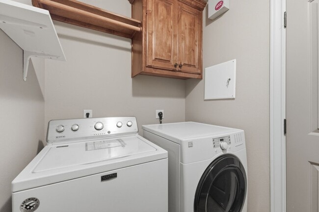 Building Photo - Spacious 3 Bed, 2 Bath House in Edelweiss Gartens Available Now!