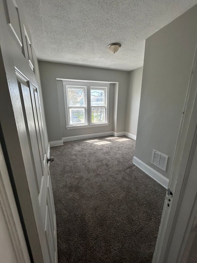 Building Photo - Section 8 Accepted! Spacious newly renovat...