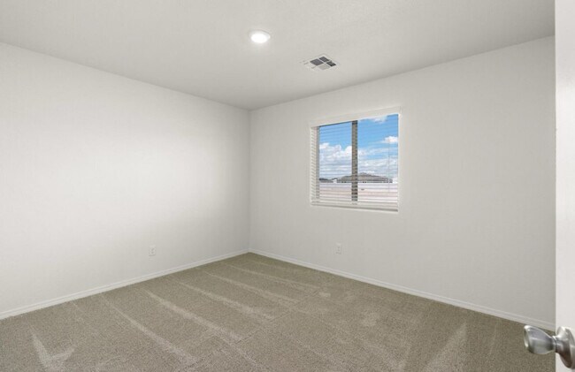 Building Photo - 2501 Desi Loop