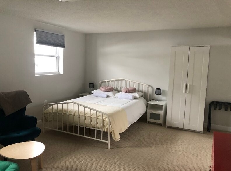 Queen size bed, wardrobe. - 7922 Fitzroy St