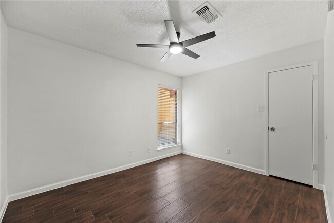 Building Photo - 15362 Meadow Village Dr