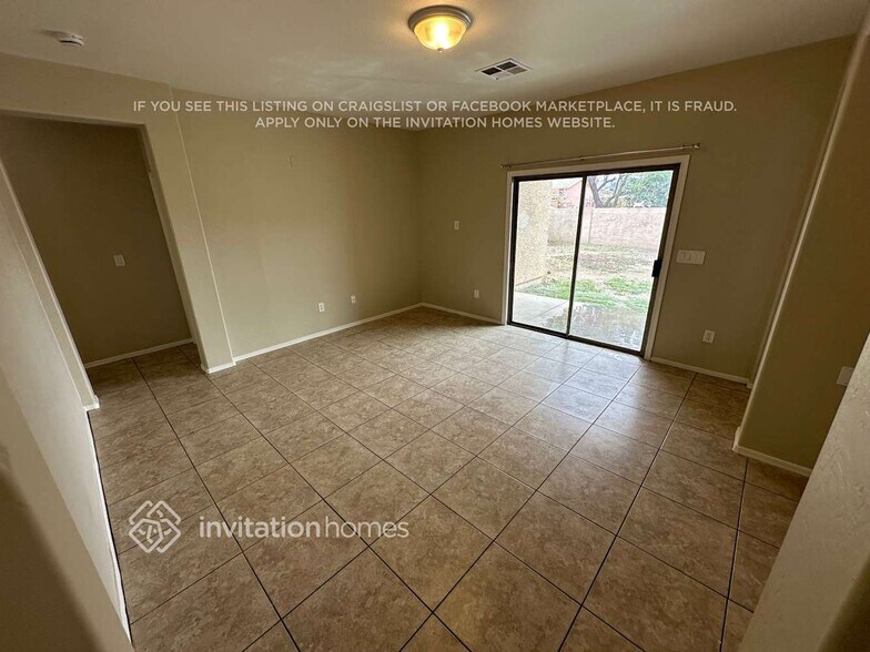 Building Photo - 1645 E Illini St