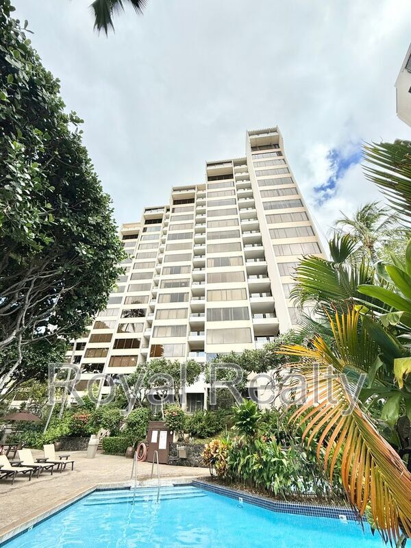 Building Photo - 555 Hahaione St