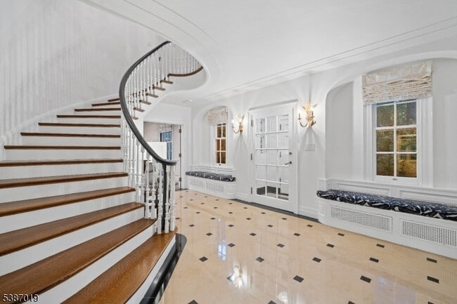 Building Photo - 655 Lake St