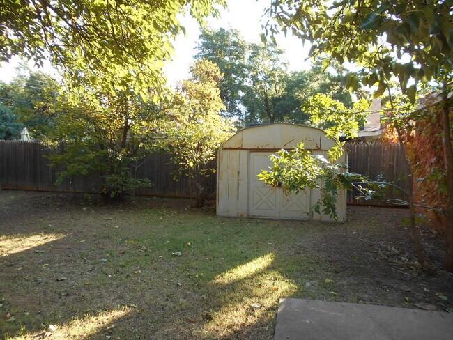 Building Photo - New Flooring in Living/Bedrooms & Other Up...
