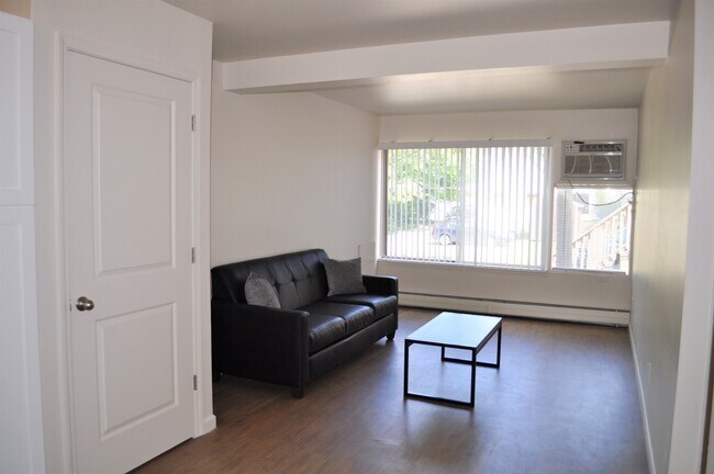 Building Photo - 409 E Kingsley St