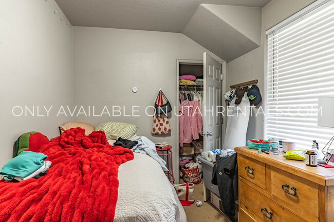 Building Photo - 843 E 620 N St