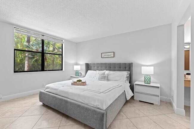 Building Photo - 600 Egret Cir