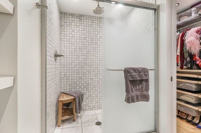 Building Photo - Amazing Adams Morgan Two-Level Condo| Parking included!