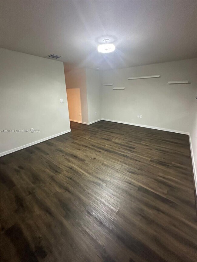 Building Photo - 392 NW 11th Ct