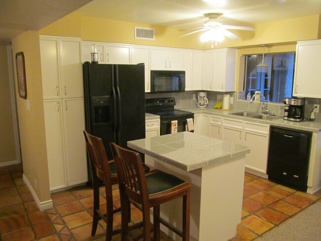 Building Photo - 2BR/2BA HOME W/ 2 CAR GARAGE AND COMMUNITY POOL