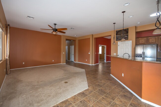 Building Photo - 1141 W Tenniel Dr