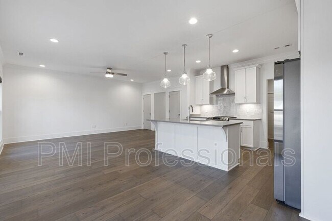 Building Photo - 225 S Bilbro Ave