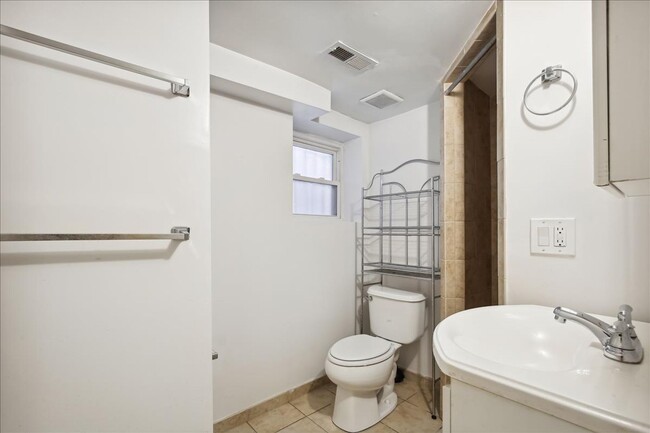 Building Photo - Pet Friendly Luxury DC TH - 3 bed +  3.5 B...