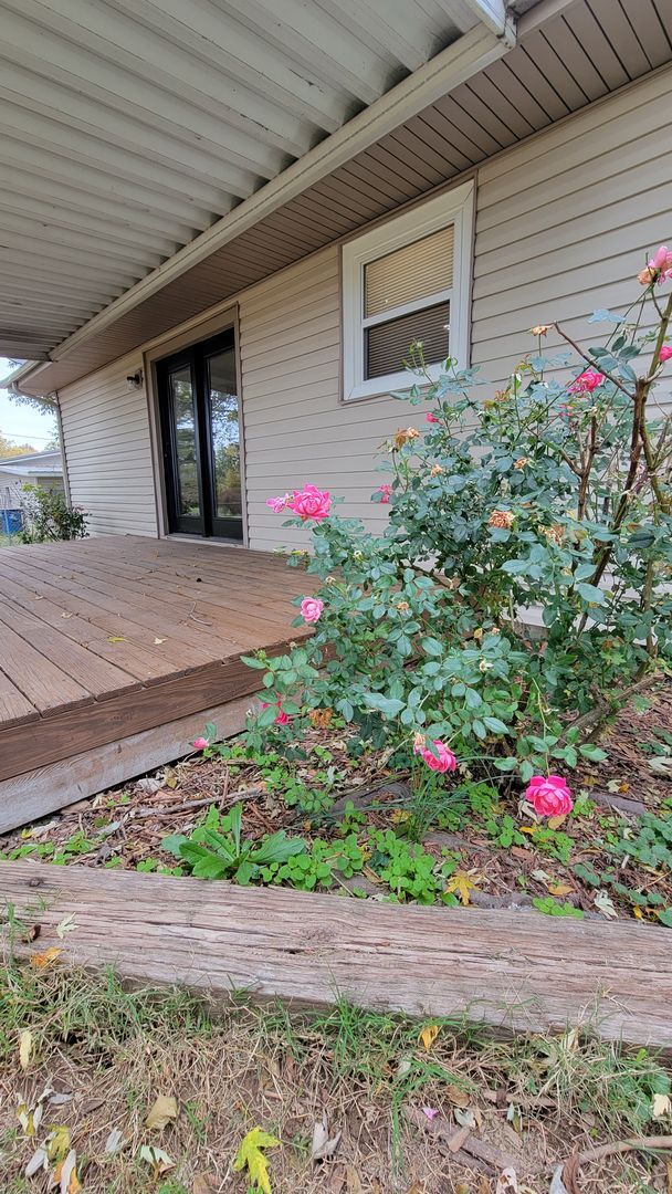 Building Photo - SPACIOUS NEWLY REMODELED 3 Bedroom | 1.5 B...