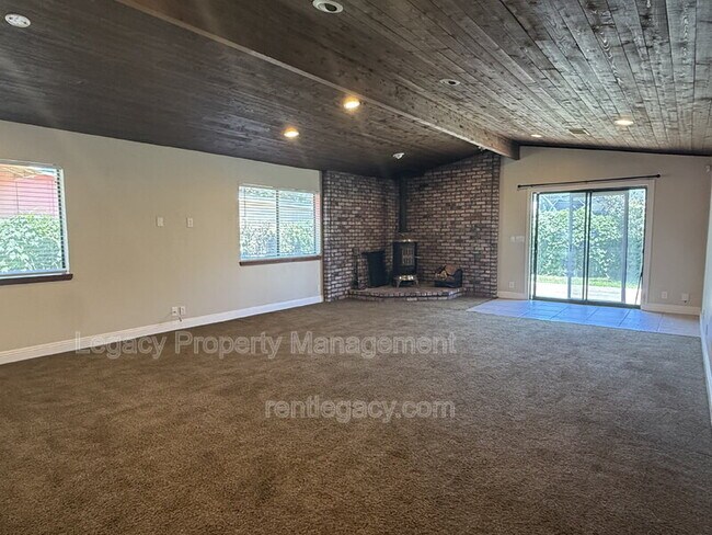 Building Photo - 309 Plum St