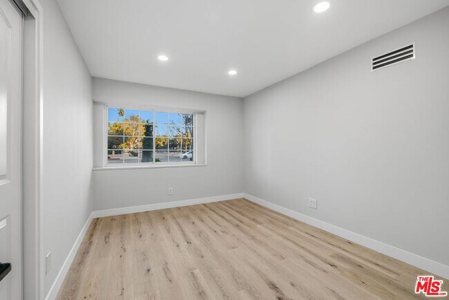 Building Photo - 10557 Reseda Blvd