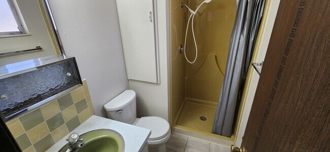 Building Photo - Move in SPECAIL,  1/2 off First Full Months Rent. ALL PROSPECTIVE TENANTS MUST SUBMIT A $58 NON-R...
