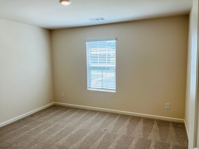 Building Photo - WOW! 5 bedrooms, 4.5 baths with a guest be...