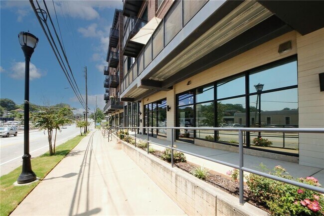 Building Photo - 764 Memorial Dr SE