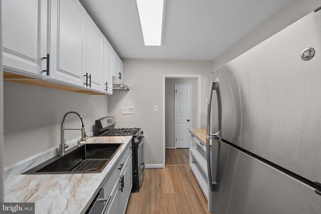 Building Photo - 7204 Donnell Pl