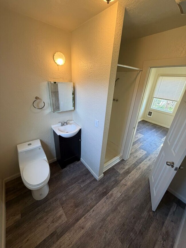 Building Photo - Cozy 1 Bedroom!