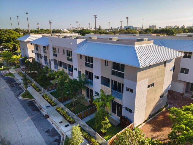 Building Photo - 626 NE 12th Ave