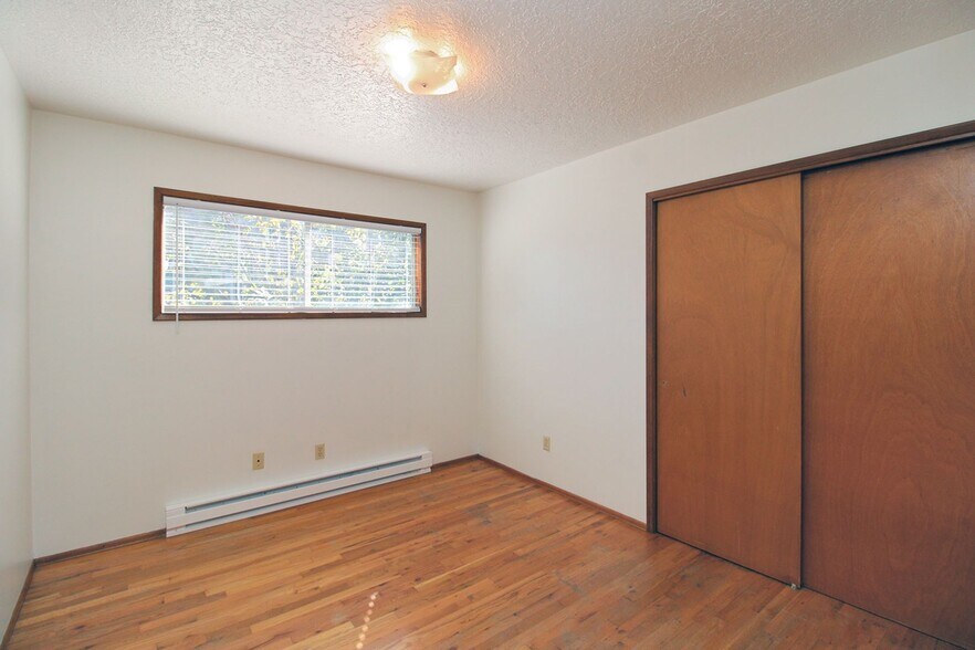 Building Photo - 631-631 NE 74th Ave