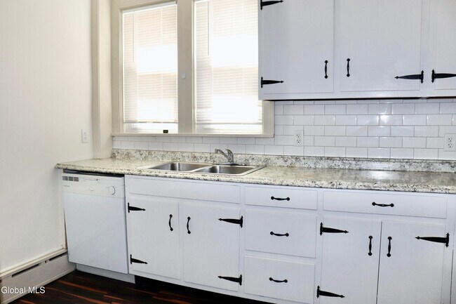 Building Photo - 628 N Pearl St