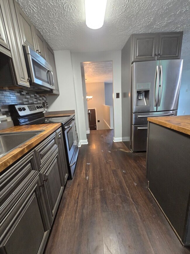 Building Photo - Beautiful 3 Bedroom with Bonus Room in Dec...
