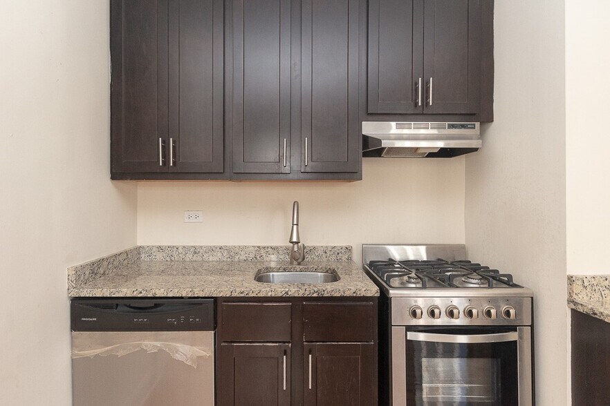 Building Photo - 618 W Patterson Ave