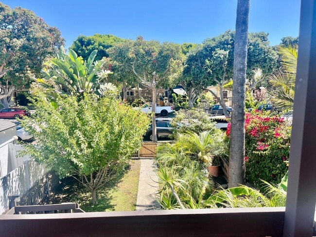 Building Photo - Bright 1.5 bed / 1 bath upstairs apartment...