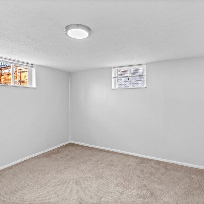 Building Photo - Salt Lake 5 Bedroom Home