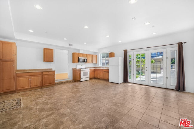 Building Photo - 741 N Las Palmas Ave