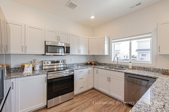 Building Photo - Darling 3 Bed 2.5 bath townhome located in Sugar City, ID