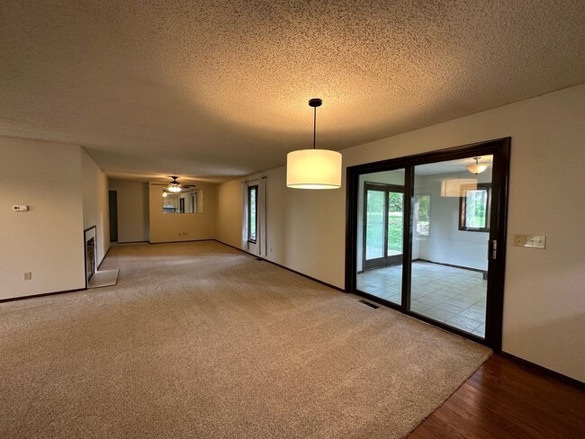 Building Photo - Single family home available to rent, located on Quincy's East Side.