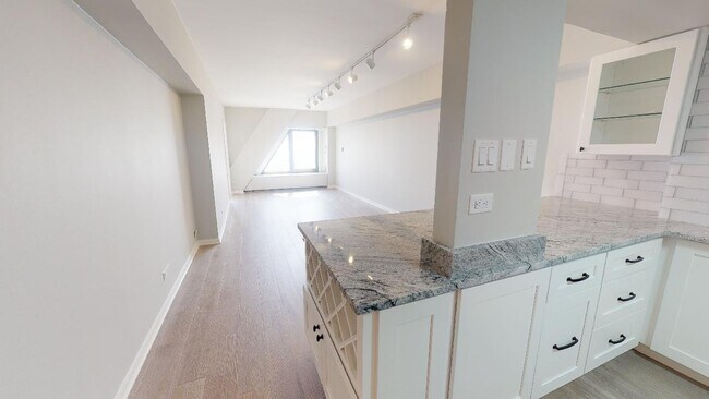 Building Photo - 175 E Delaware Pl