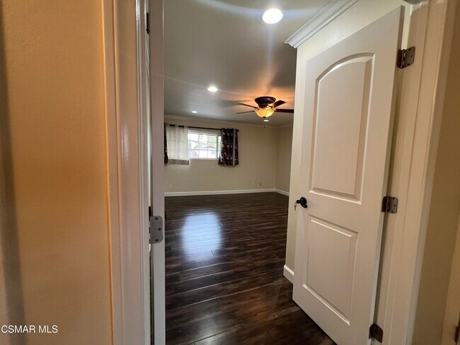 Building Photo - 334 W Avenida De Las Flores