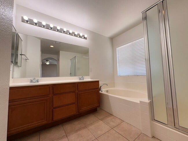 Building Photo - 4 Bed, 2.5 Bath in Riverside!