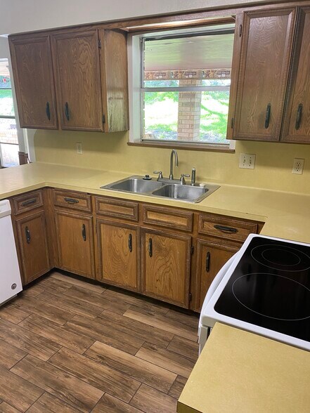 Kitchen - 827 Cliffside Dr