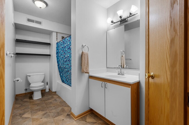 Building Photo - 2270 Holiday Rd