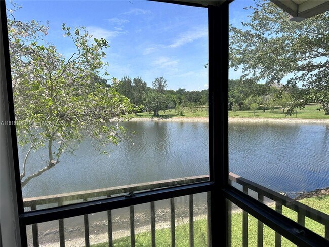 Building Photo - 2526 Carambola Cir N
