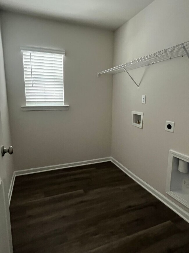 Building Photo - Lexington Townhouse - Call Lexington office for information 803-359-0793