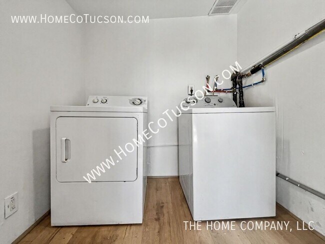 Building Photo - 4566 E Seneca St