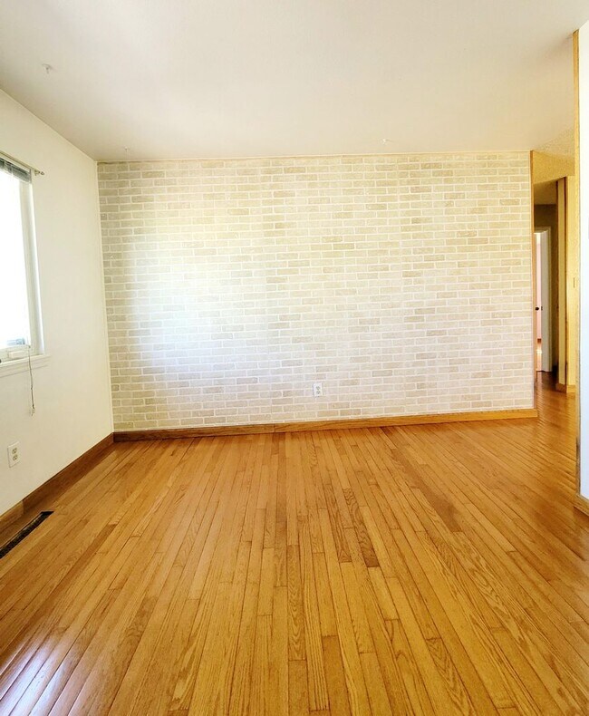 Building Photo - 4 bedroom home with fenced back yard!