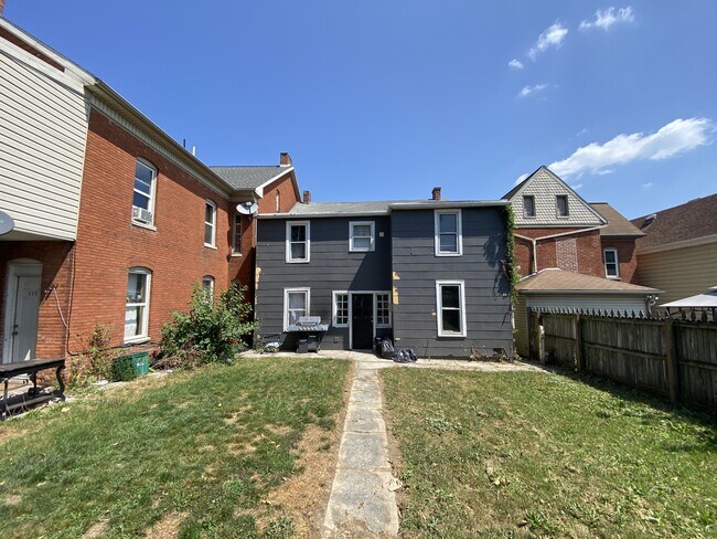 Building Photo - 324 N Franklin St