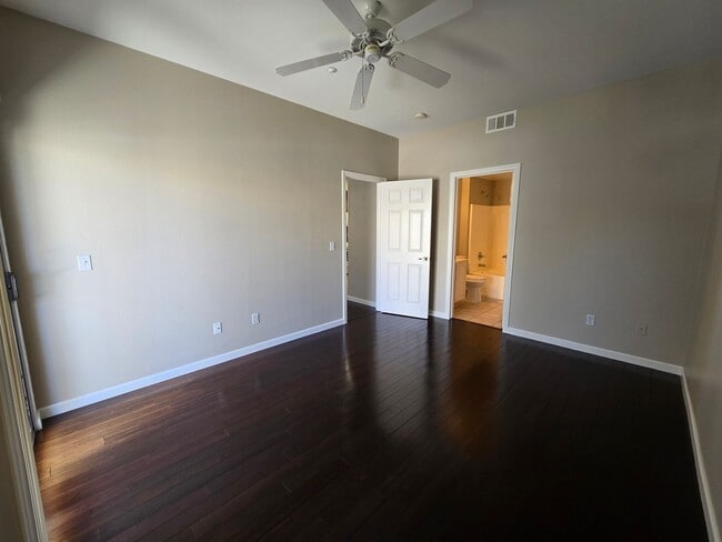 Building Photo - Awesome 2 bedroom 2 bath unit!