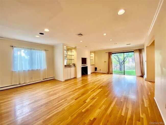 Building Photo - 75 Greenway Close