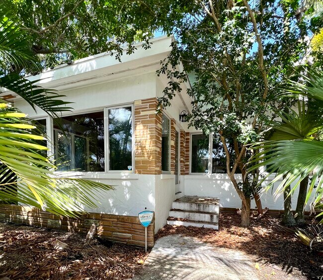 Primary Photo - 5415 N Flagler Dr