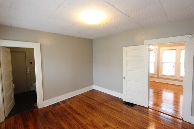 Building Photo - Bush Hills Beauty - 3 Bedroom 2 Bath